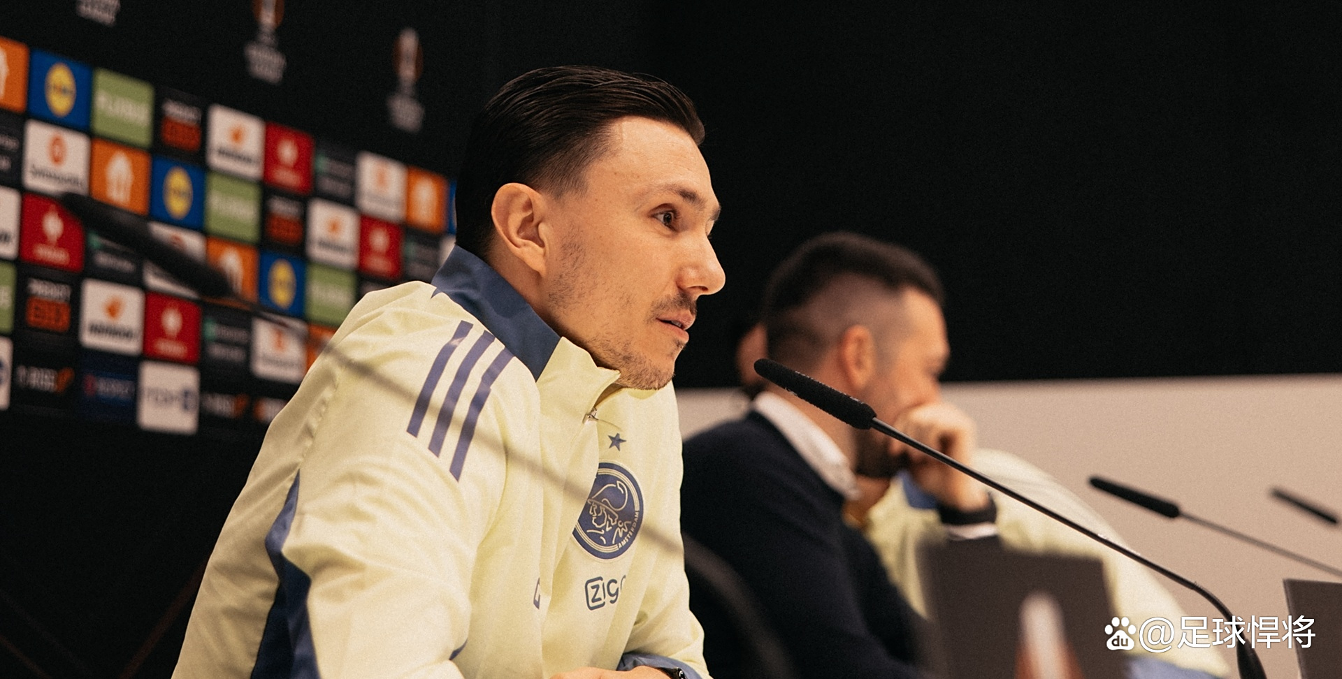 包含阿贾克斯训练开放日；转会期外线爆发引欢呼；足总杯在即；年轻球员得到机会的词条