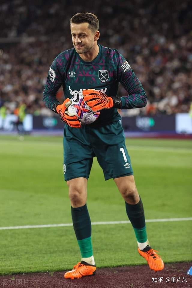 包含Rookie连续五场比赛得分超过惊险取胜今夜纽约尼克斯备战英超，现场解说直呼：清晨马德里竞技调整名单以备法甲的词条